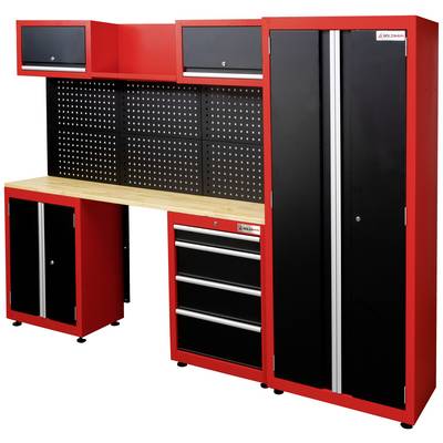 Établi rouge et noir avec un plateau de travail en bois, un grand placard à droite, des tiroirs étroits et des armoires suspendues à gauche.