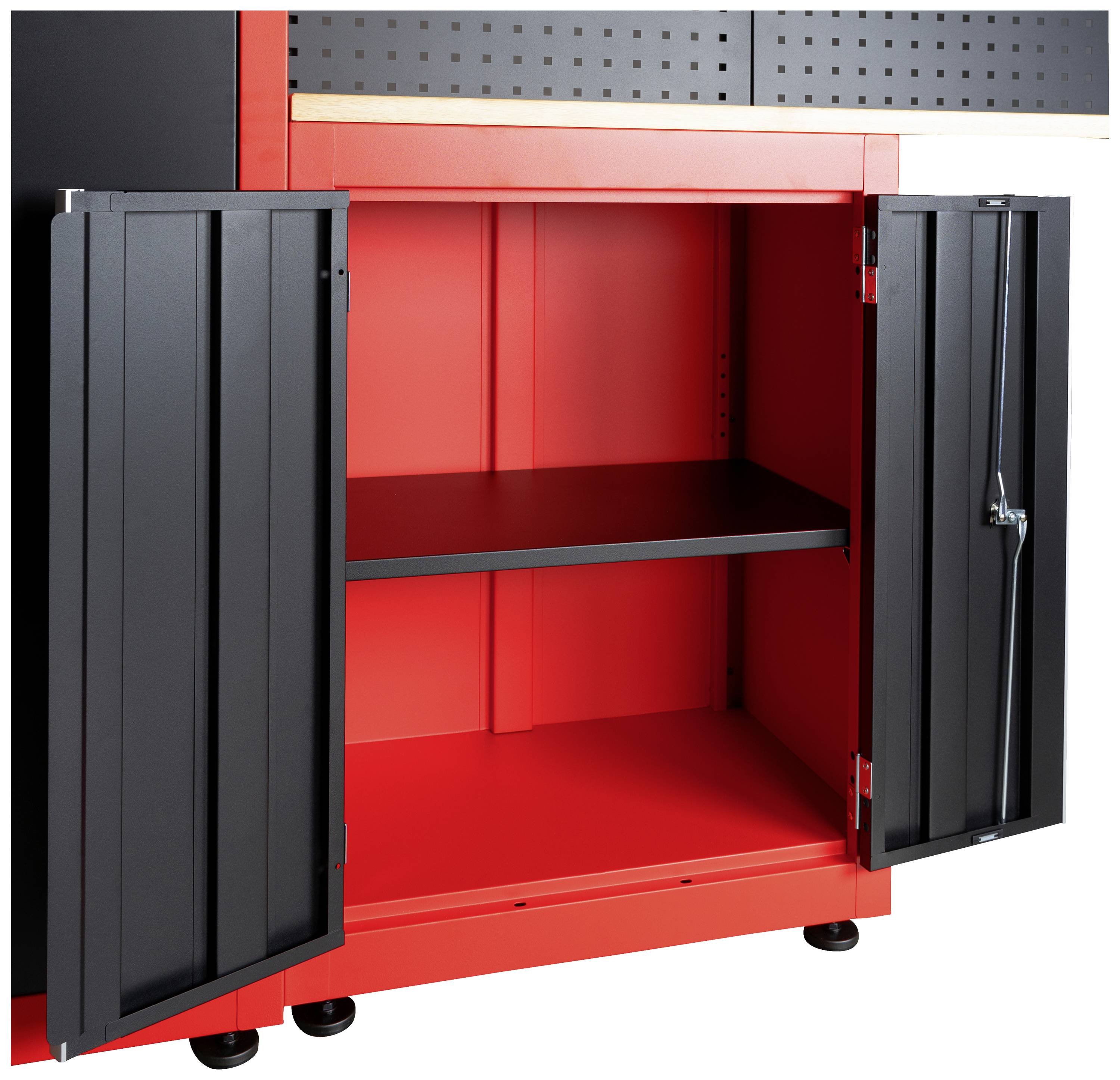 Un placard de rangement ouvert avec deux portes noires et un intérieur rouge. Deux étagères sont visibles à l'intérieur.