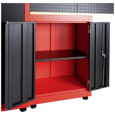 Un placard de rangement ouvert avec deux portes noires et un intérieur rouge. Deux étagères sont visibles à l'intérieur.