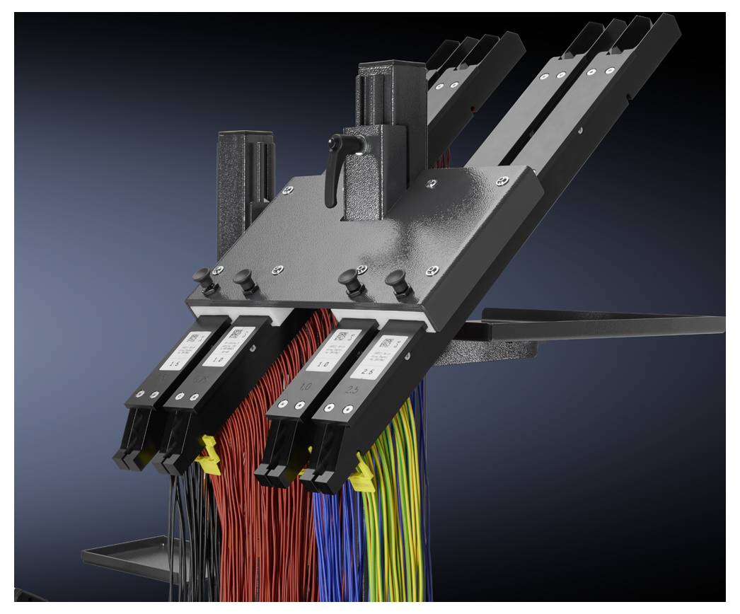 Dispositif de tri de câbles à plusieurs canaux de couleur pour une gestion efficace des câbles. Plusieurs câbles sont fixés dans des supports.