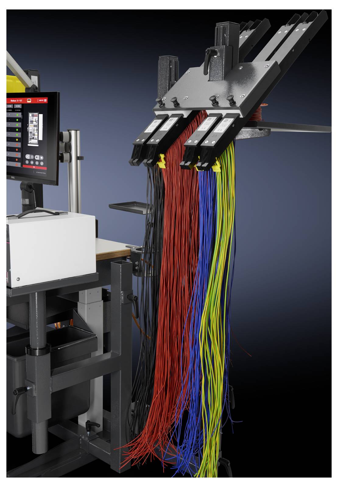 Machine trie des câbles colorés : rouge, bleu, jaune et vert, selon leur longueur. Écran avec interface à gauche, environnement technico-moderne.