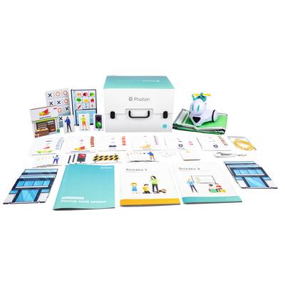Une boîte d'apprentissage avec du matériel de programmation. Contient des cartes, des livres et des accessoires. Thème principal : technologie éducative.