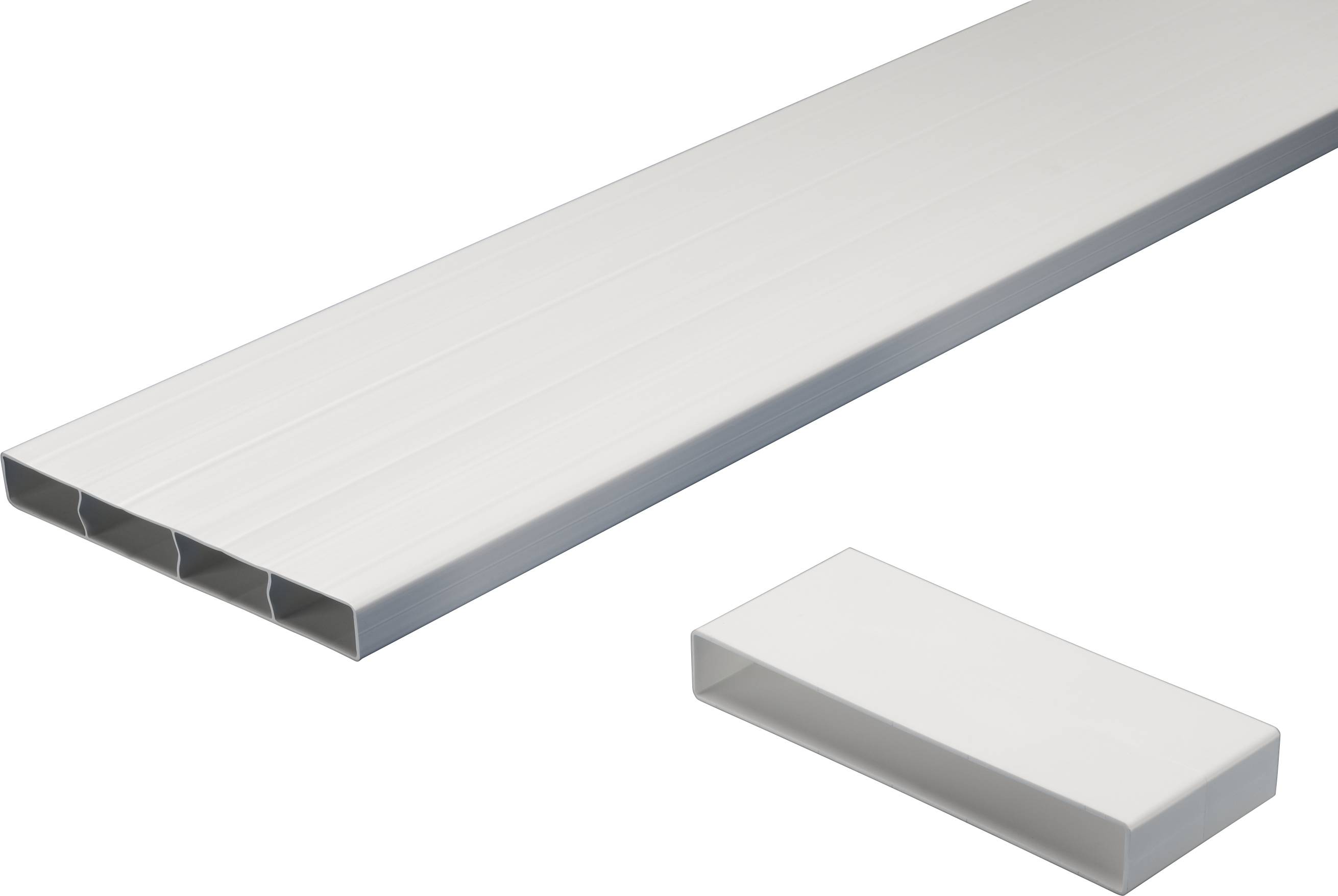Un profilé rectangulaire blanc en plastique avec un design à chambres creuses et un couvercle plat assorti. Idéal pour les applications de construction.