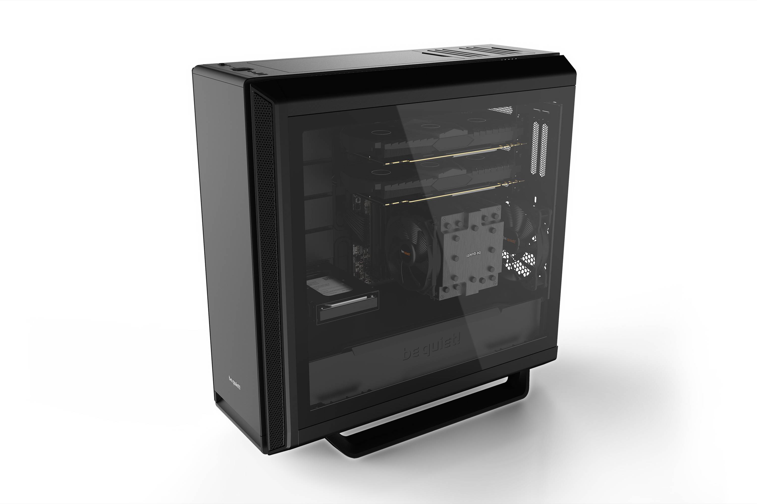 Un boîtier PC noir avec une paroi latérale en verre révèle des composants matériels internes tels que des ventilateurs, une carte graphique et un système de refroidissement.