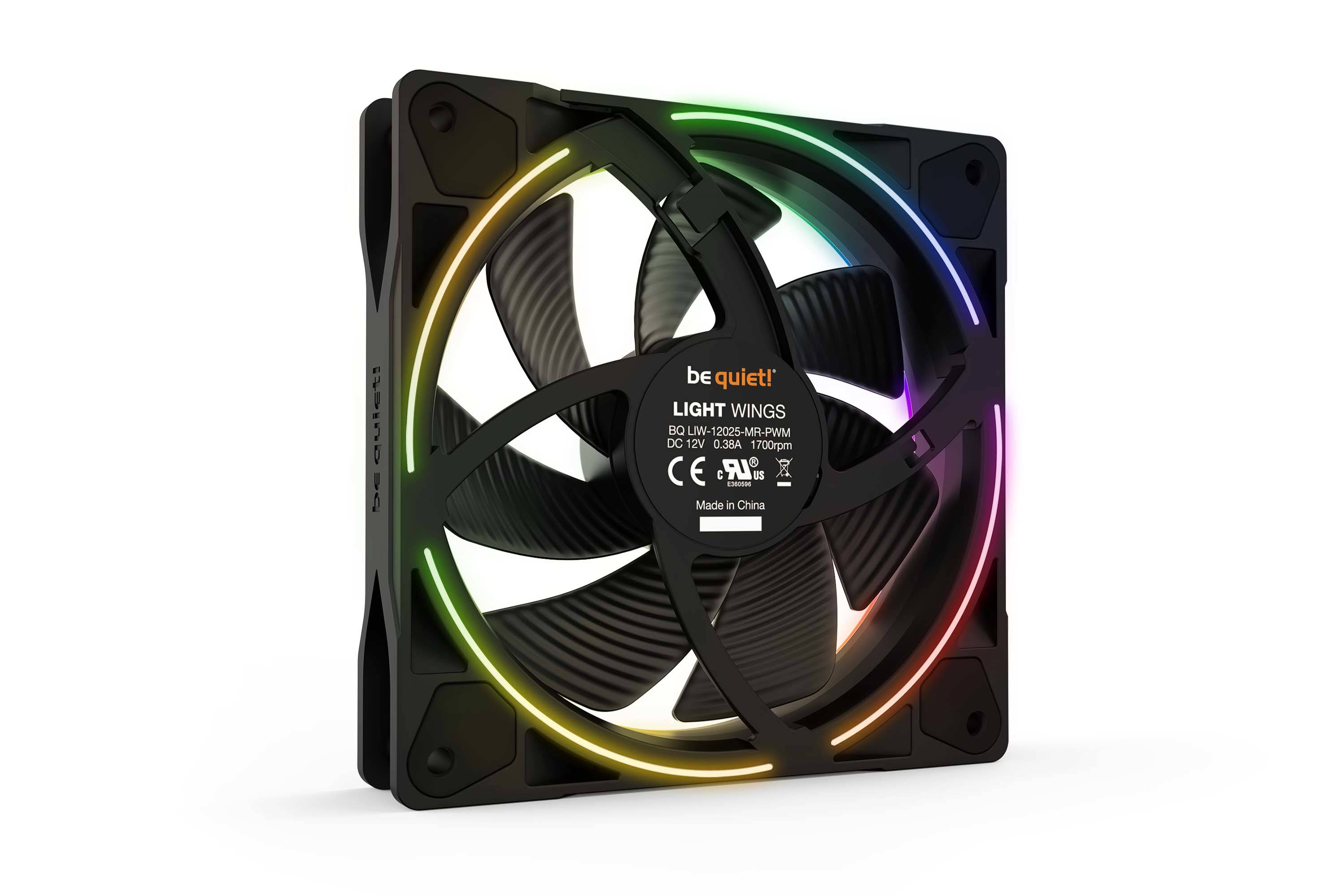 Ventilateur PC de be quiet! avec éclairage RVB, modèle 'Light Wings'. Boîtier noir, avec des pales visiblement en rotation.