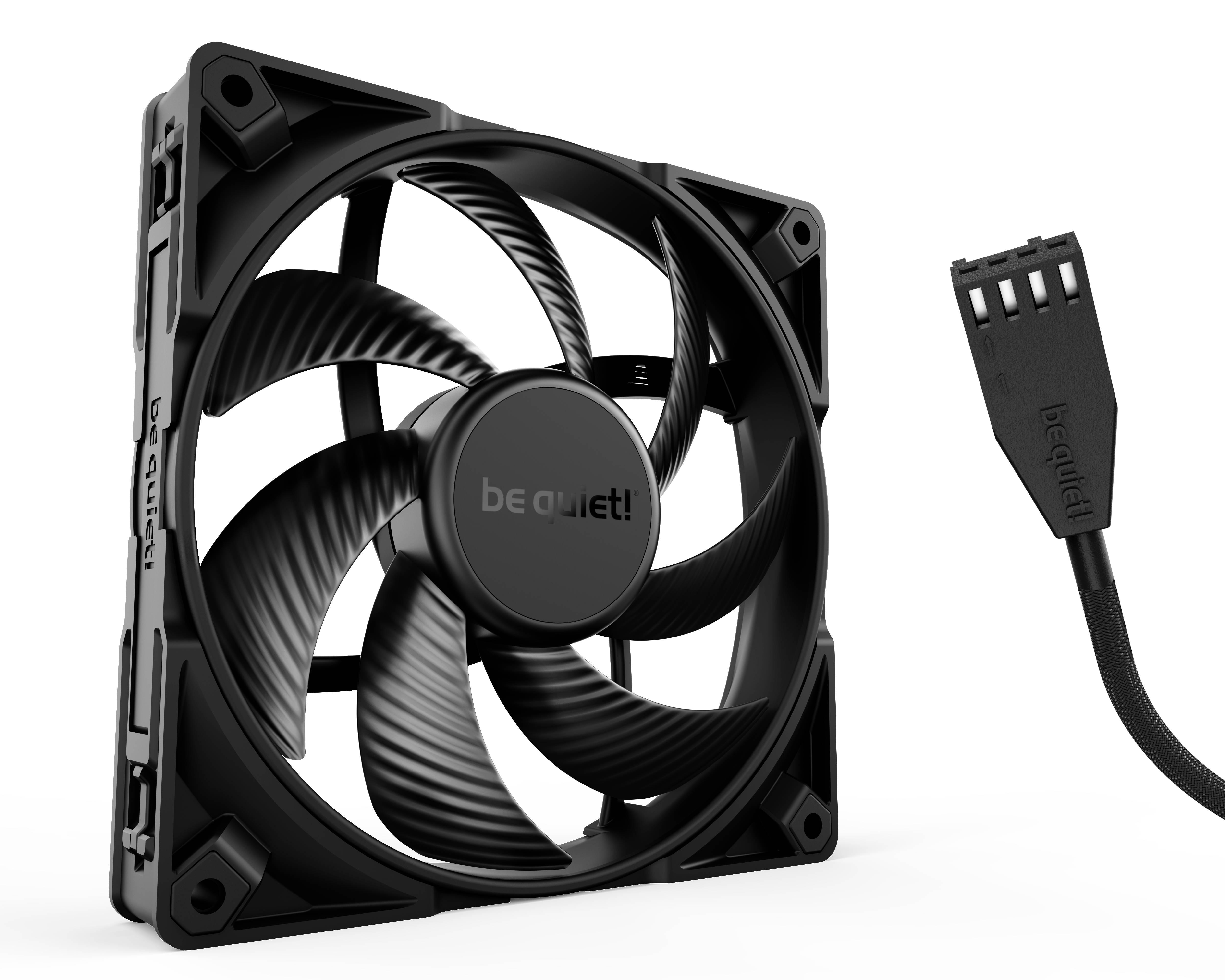 Un ventilateur d'ordinateur noir à cinq pales de la marque 'be quiet!' à côté d'un câble d'alimentation avec une fiche.