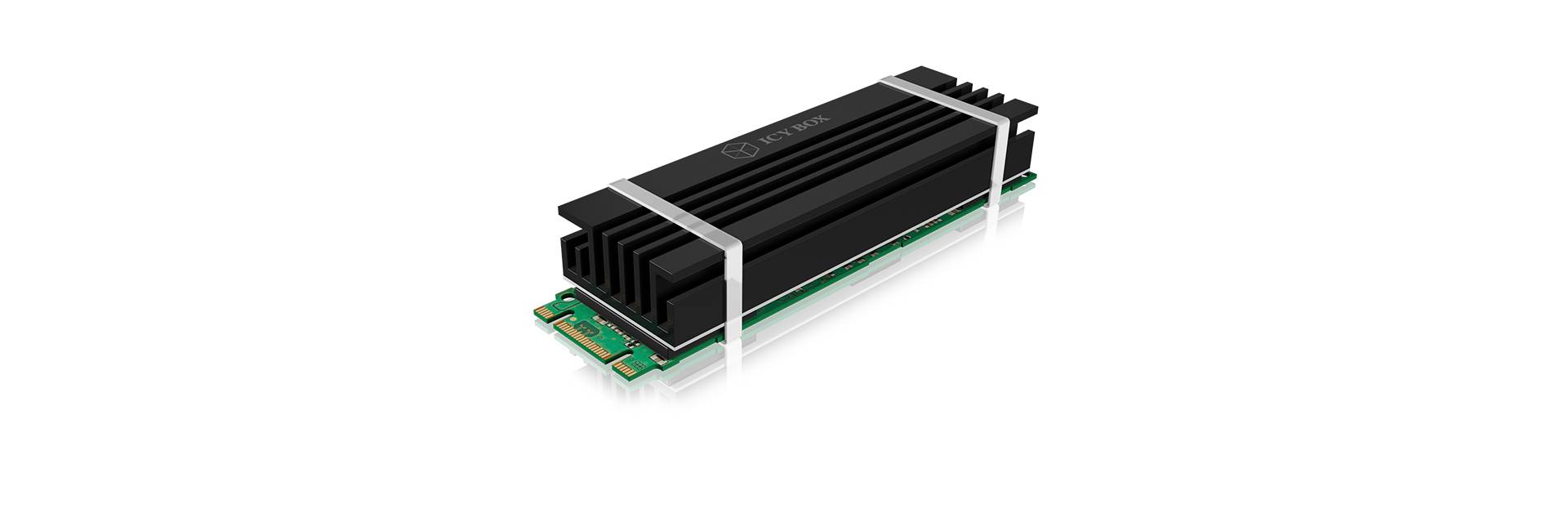Un dissipateur de chaleur noir et allongé monté sur une carte électronique verte. Design typique d'un SSD NVMe M.2 avec dispositif de refroidissement.