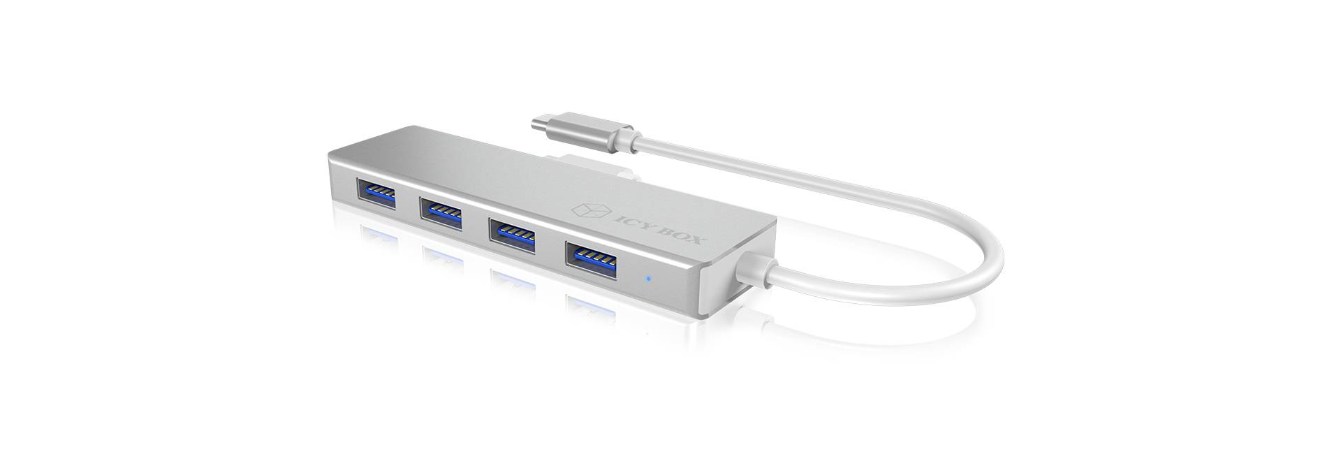Un hub USB argenté avec quatre ports USB bleus et un câble USB-C connecté, adapté pour connecter plusieurs appareils.