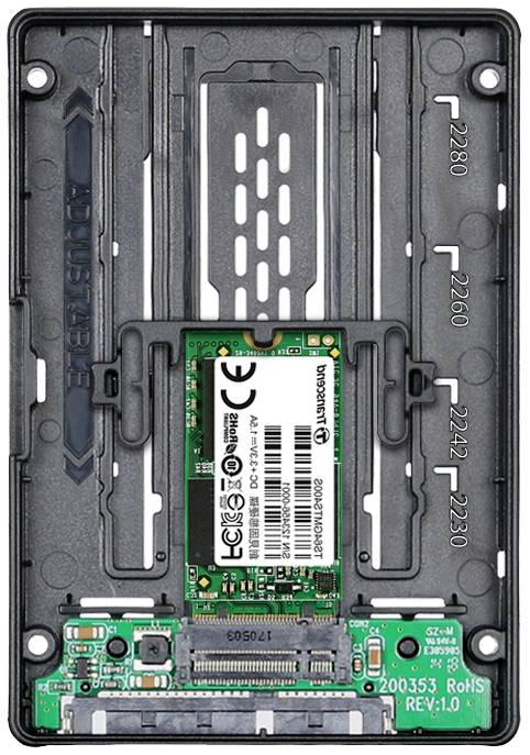 Un boîtier de disque dur ouvert montre un SSD installé avec ses spécifications techniques sur une étiquette et ses connecteurs en bas de l'appareil.