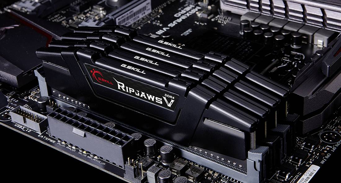 Gros plan d'une carte mère d'ordinateur avec plusieurs modules de RAM de G.Skill.