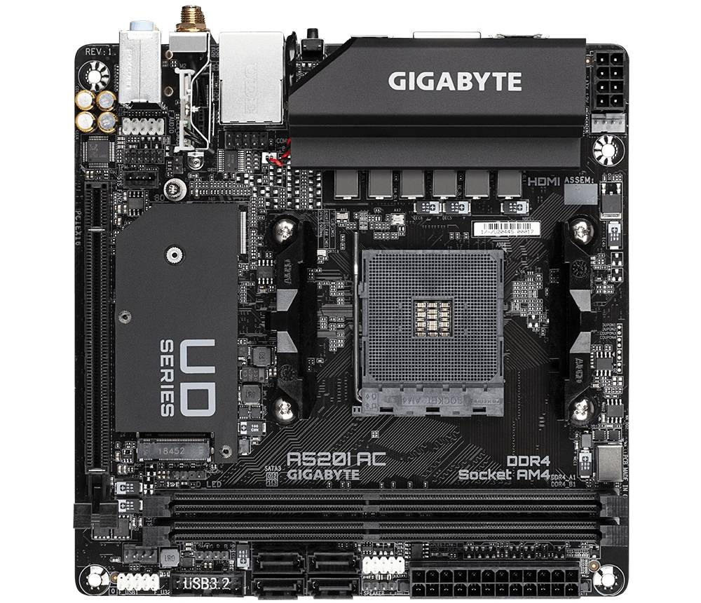 Carte mère 'Gigabyte A520I AC' avec emplacements PCIe, banques de mémoire et ports ; prend en charge le socket AMD AM4 et la mémoire RAM DDR4.