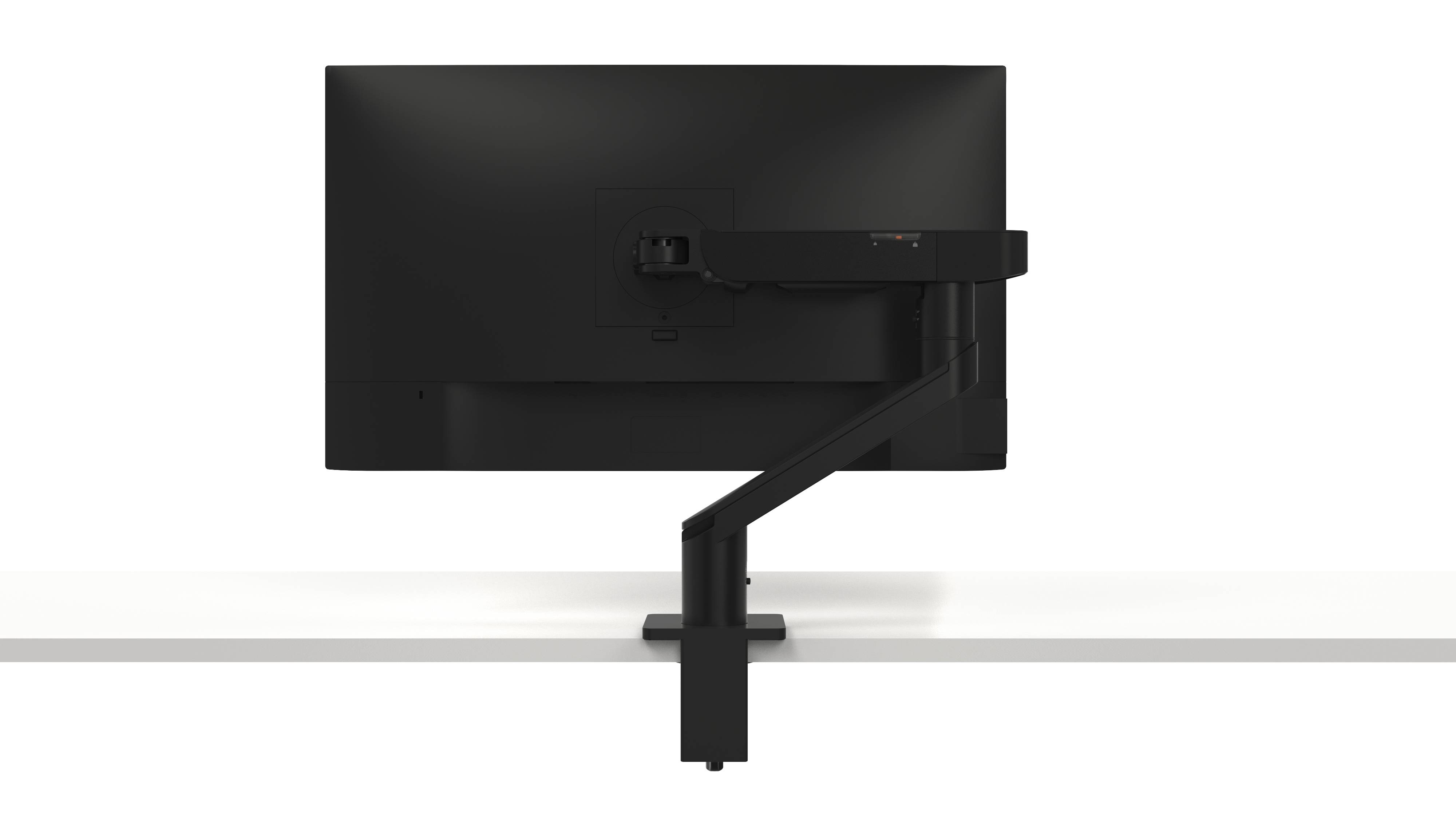 Un moniteur noir est fixé sur un bras articulé à un bureau blanc, vu de dos.