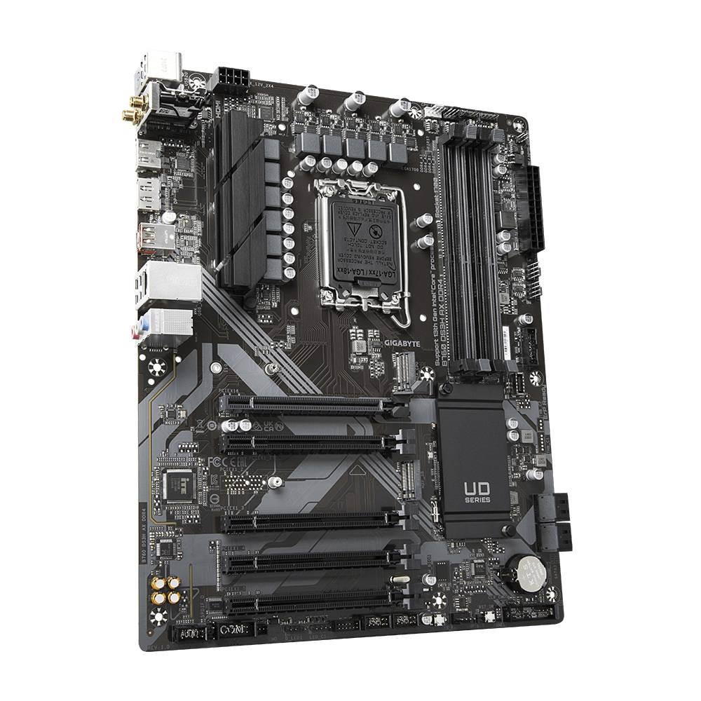 Un regard oblique sur une carte mère d'ordinateur révèle différents composants, notamment des emplacements pour la RAM, le CPU et les cartes d'extension.