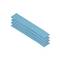 Quatre lingettes de nettoyage bleues empilées les unes sur les autres, disposées soigneusement et visibles en vue diagonale.
