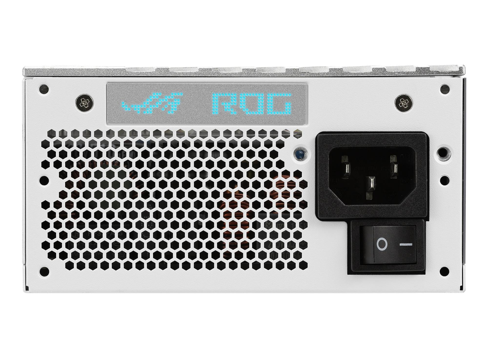 Un bloc d'alimentation blanc pour ordinateur avec une grille de ventilation en nid d'abeille, un bouton marche/arrêt et une prise électrique ; le logo 'ROG' est illuminé en bleu au-dessus.