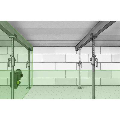 Un chantier avec des étais métalliques soutenant un plafond. Un appareil de nivellement laser projette une ligne verte sur les murs.
