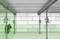 Un chantier avec des étais métalliques soutenant un plafond. Un appareil de nivellement laser projette une ligne verte sur les murs.