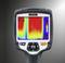 Caméra thermographique montrant une image thermique avec des zones principalement rouges et jaunes. Affichage de température à gauche : 28,9 degrés Celsius.
