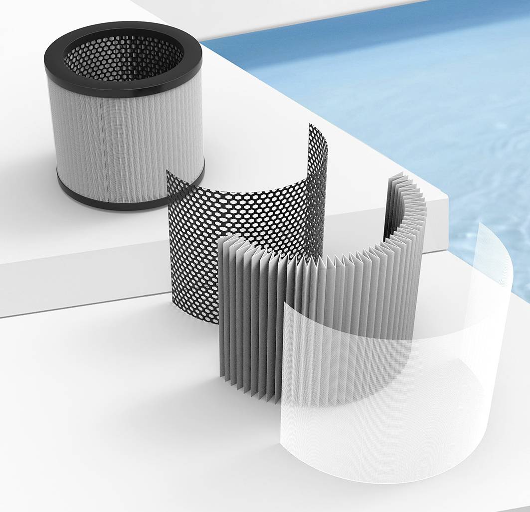 Filtre à air cylindrique en pièces détachées sur un fond blanc à côté d'une piscine. Structures et matériaux visibles.
