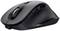 Une souris d'ordinateur noire, sans fil, avec un design ergonomique et deux boutons latéraux, posée sur une surface plane.
