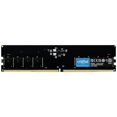 Une barrette de RAM noire de Crucial avec des surfaces de contact dorées et plusieurs puces de mémoire sur la face avant.