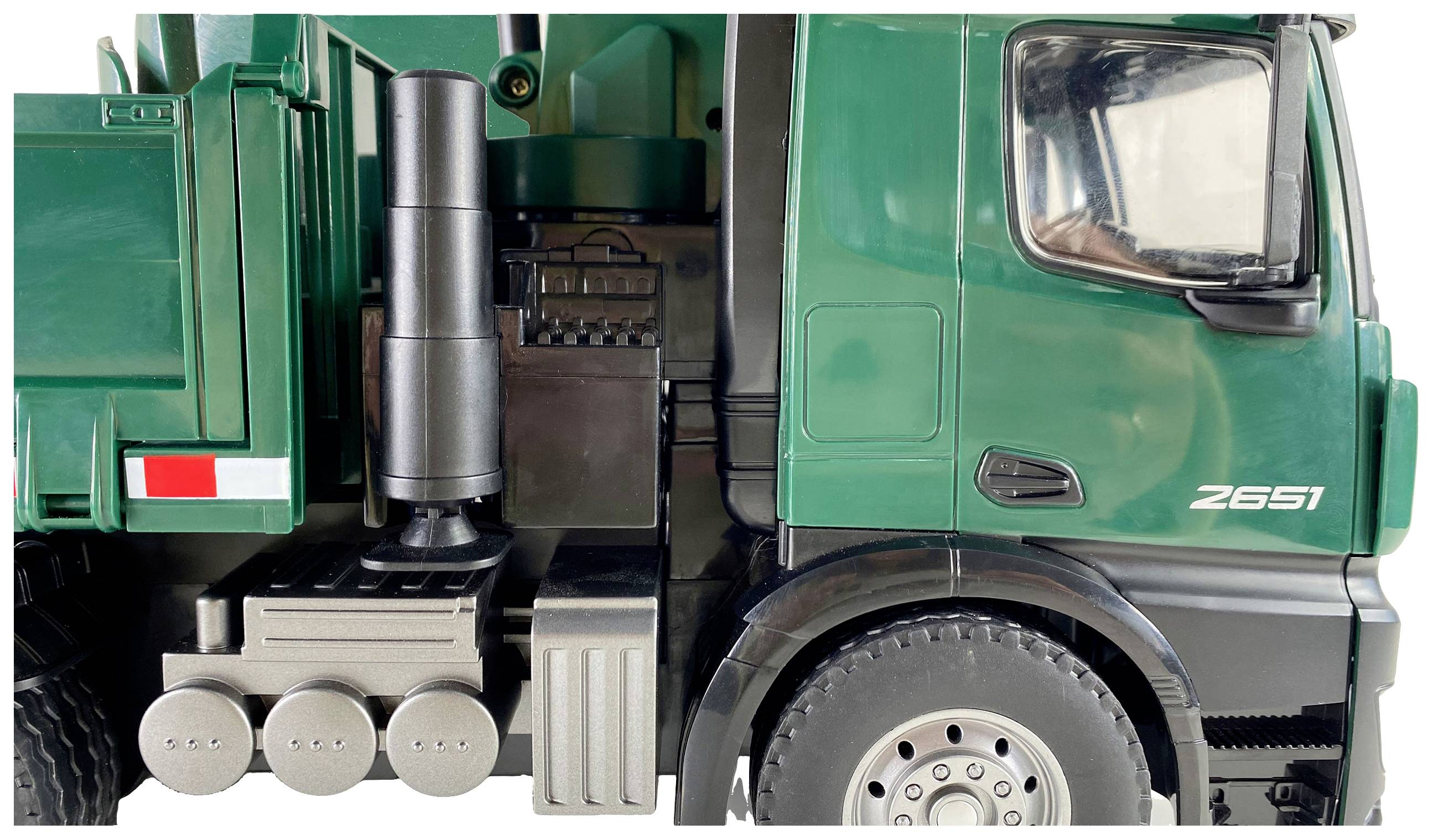 Camion vert vu de côté, avec un réservoir visible, des roues et un pot d'échappement, numéro de modèle '2651' sur la portière.