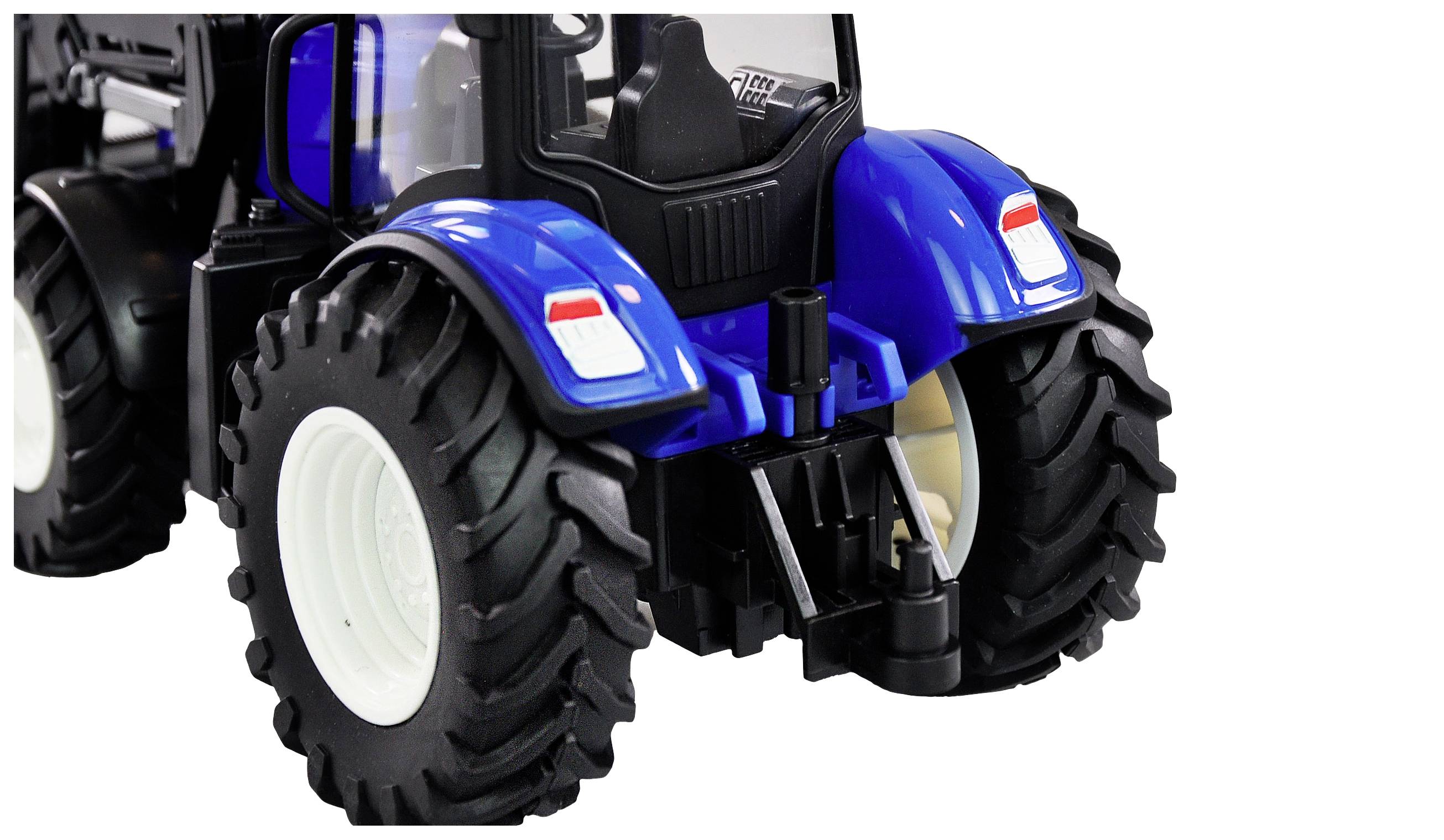 Un tracteur-jouet bleu sur quatre grandes roues. Il présente des détails comme des feux arrière et un siège de conducteur noir.