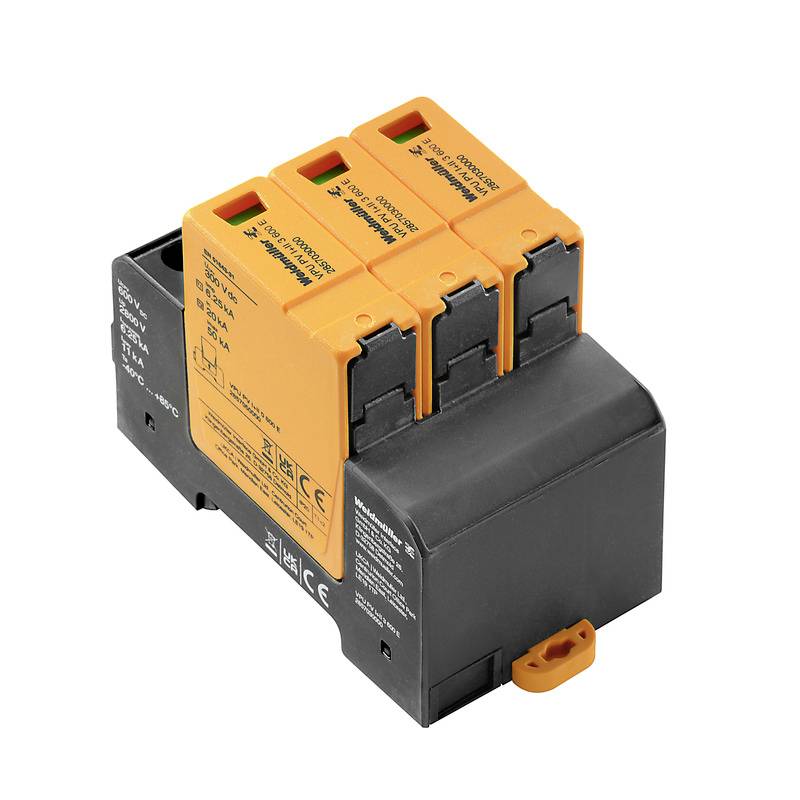 Un parafoudre tripolaire avec des modules oranges. Il offre une protection contre les surtensions pour les systèmes électriques.