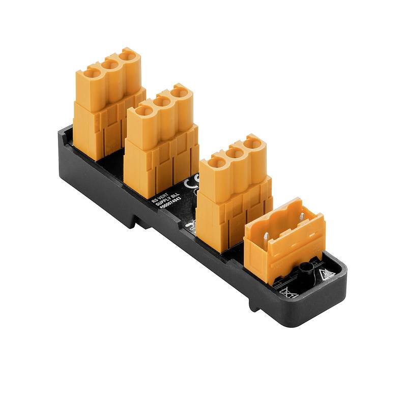Connecteurs électriques multipolaires dans un boîtier noir. Trois éléments de couleur orange sont visibles et utilisés pour les connexions électriques.
