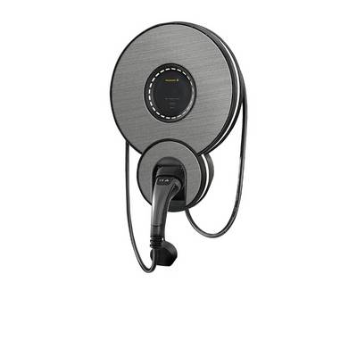 Une station de charge pour voiture électrique ronde et grise, avec un câble et une tête de charge intégrés. Design moderne sans boutons ni affichages visibles.
