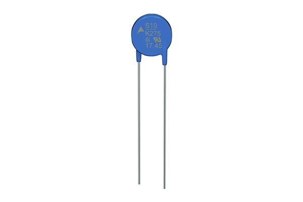 Un varistor à disque bleu avec deux fils de connexion. Inscription : « S10 K275 6 UL 1745 ».