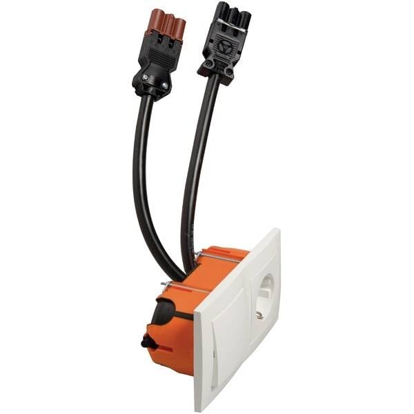 Prise Schuko orange encastrée avec deux câbles noirs et connecteurs.