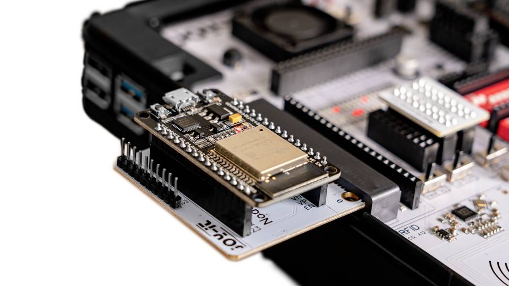 Circuit électronique avec microcontrôleur et divers composants, illustrant un prototype pour un projet de développement.