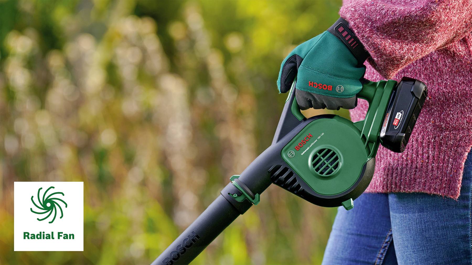 Une personne utilise un souffleur de feuilles Bosch vert avec batterie à l'extérieur. Le logo 'Radial Fan' est visible en bas à gauche.