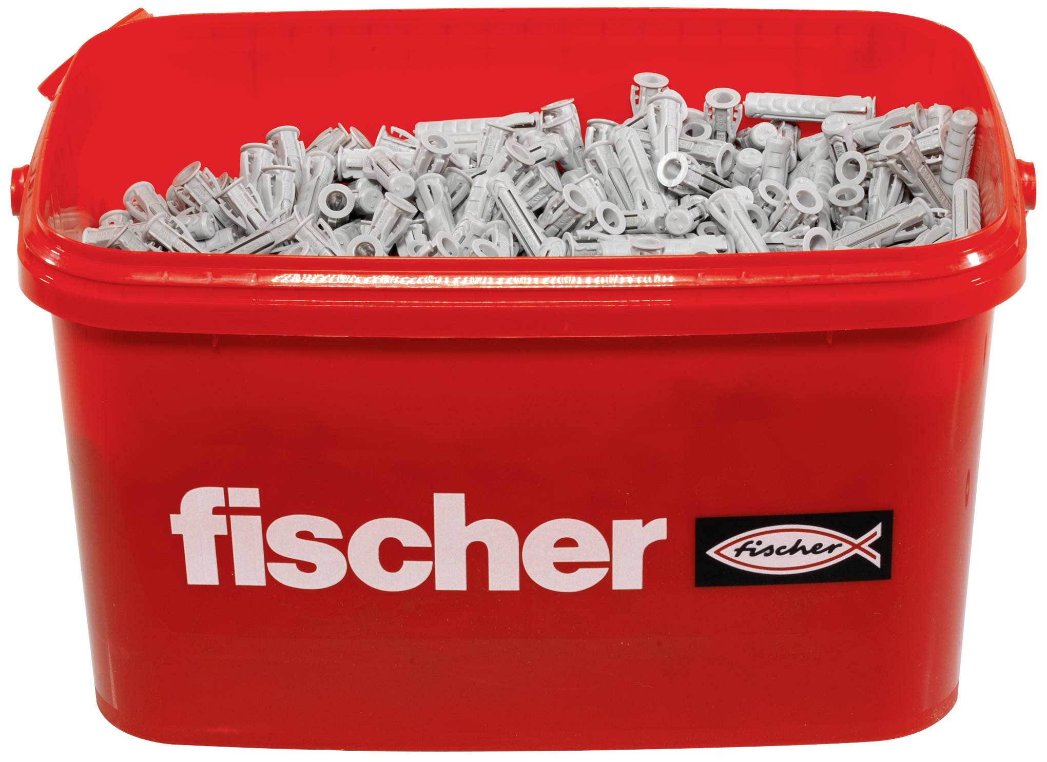 Un seau rouge portant le logo 'fischer' est rempli de nombreux chevilles grises.