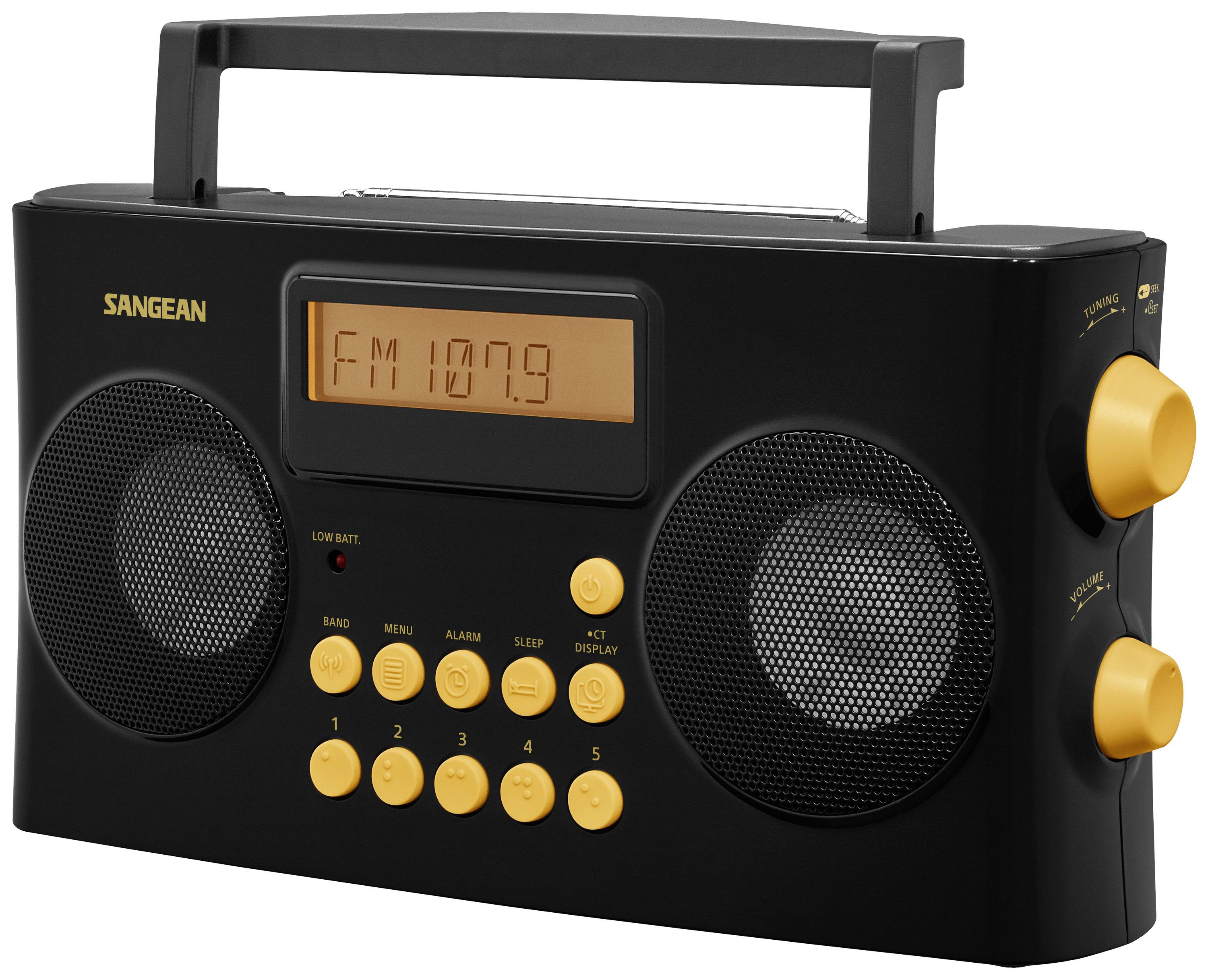 Un poste de radio portable noir avec des boutons jaunes et un écran affichant 'FM 107.9'. Deux haut-parleurs sont visibles.