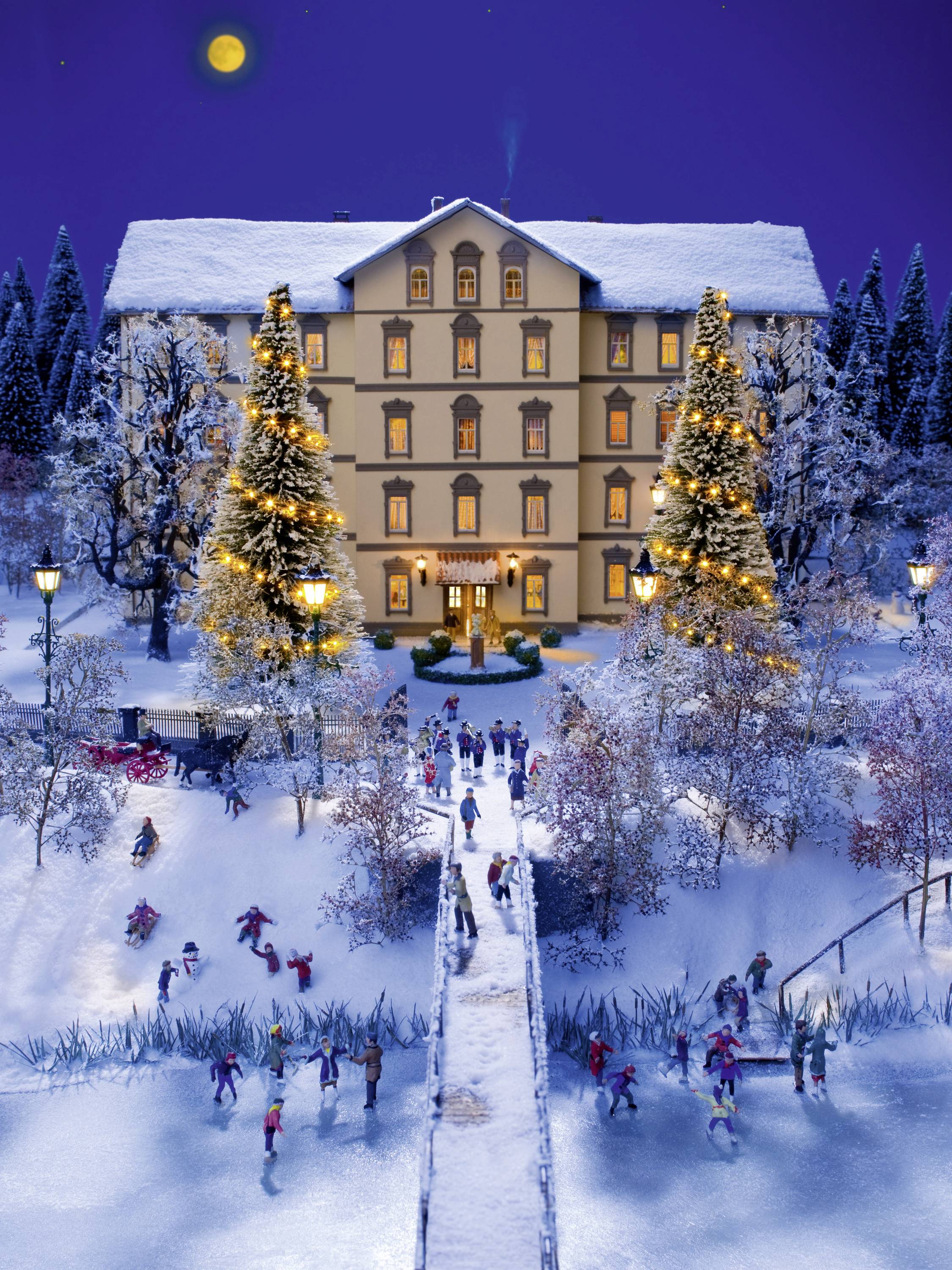 Village hivernal avec une maison illuminée en arrière-plan, entouré d'arbres de sapin. Des personnes sur la glace et le pont, nuit claire.