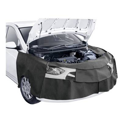 Une voiture blanche dont le capot est ouvert, le moteur étant visible. Un cache noir recouvre le pare-chocs et les phares.