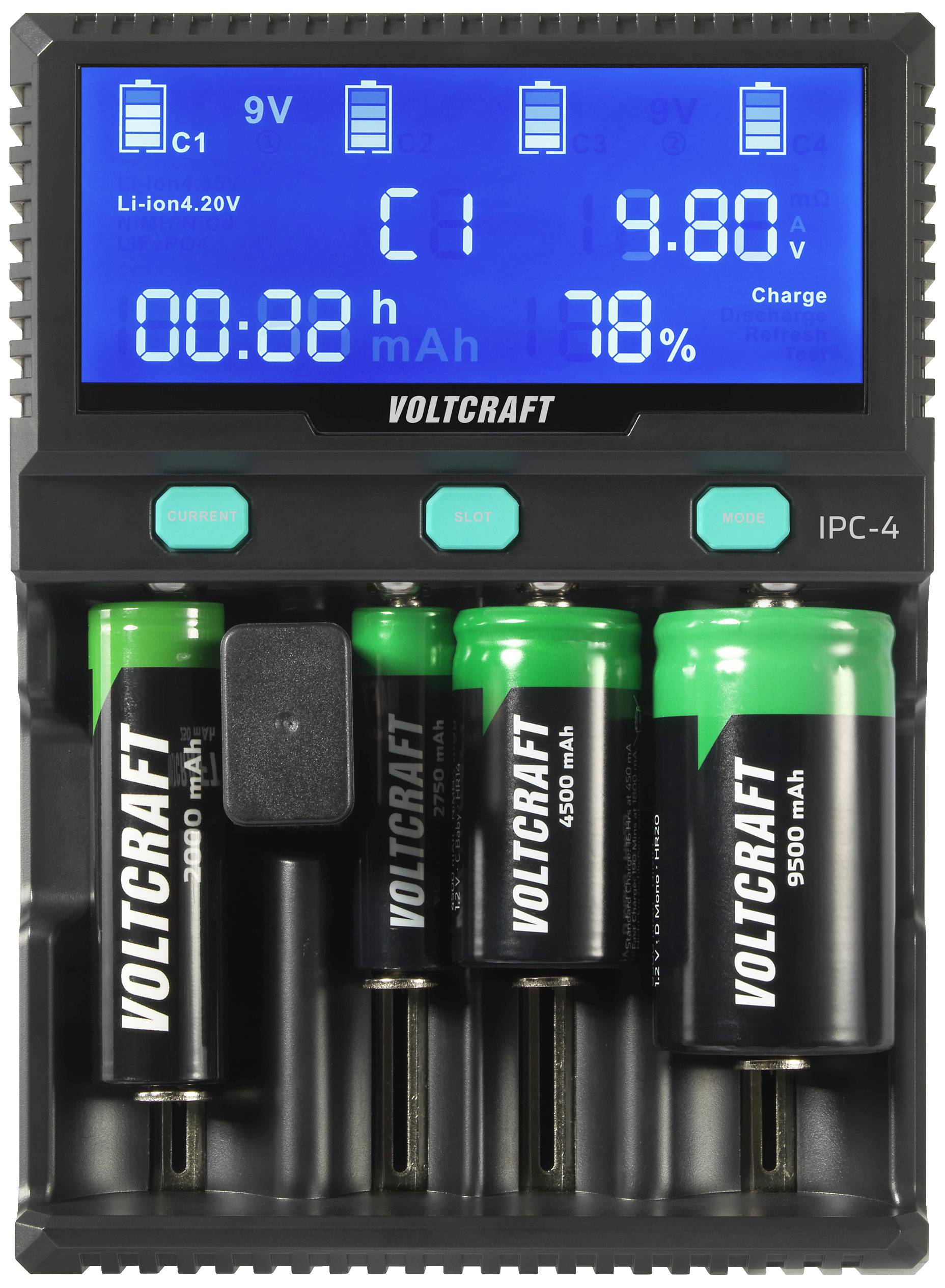 Un chargeur de batterie doté d'un affichage numérique indique l'état de charge et les détails de quatre batteries insérées, comprenant le courant de charge et la capacité.