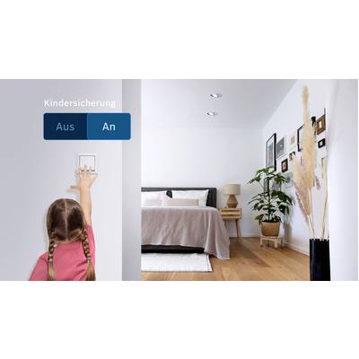 Un enfant essaie d'atteindre un interrupteur. À côté, un overlay avec 'Sécurité enfant Désactivée' et 'Activée', qui est activé. Chambre à coucher en arrière-plan.