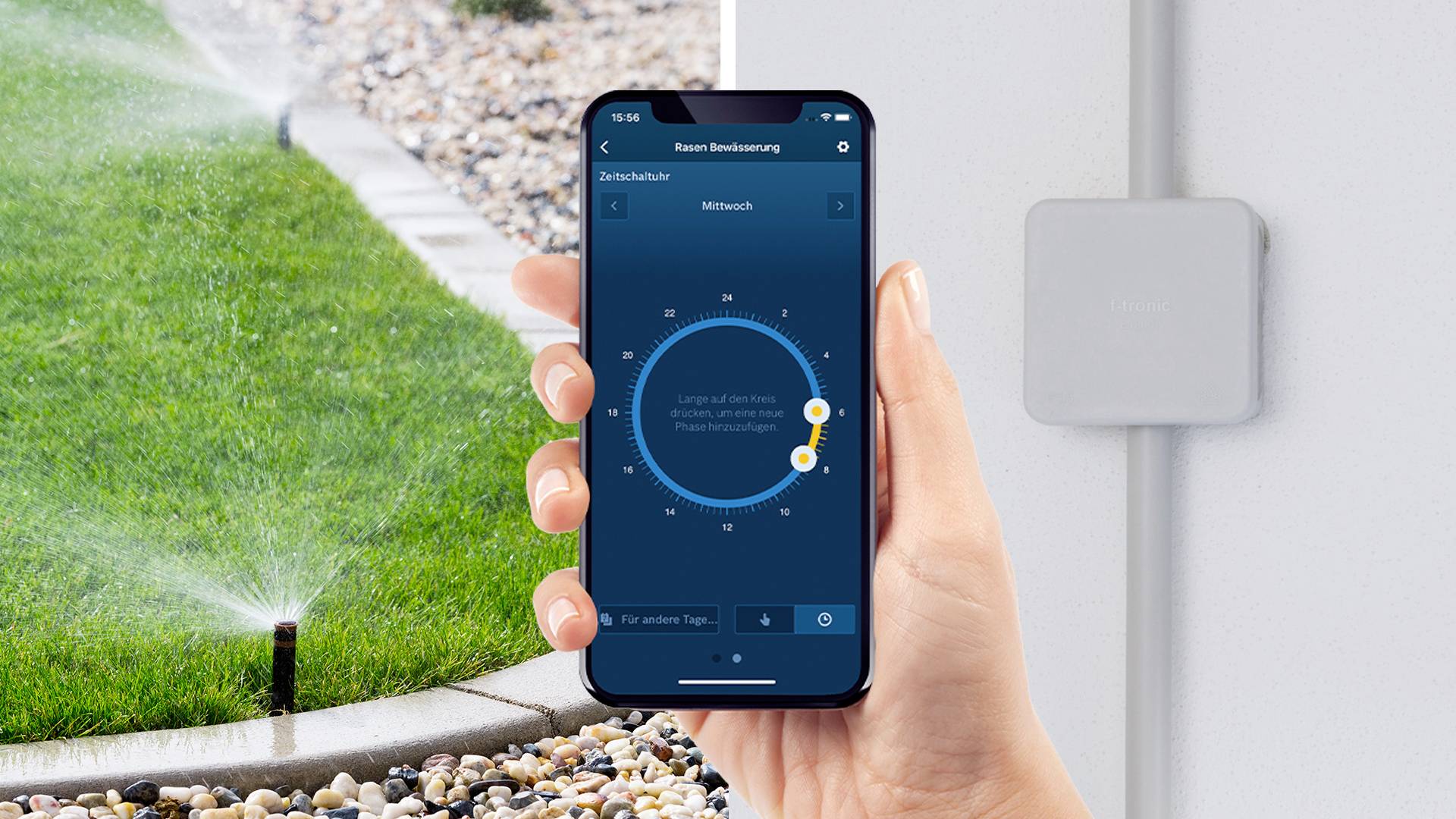 Une main tient un smartphone avec une application d'irrigation ouverte. En arrière-plan, un arroseur irrigue la pelouse.
