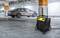 'Parking souterrain avec une voiture et un appareil de chauffage électrique au premier plan.'