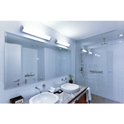 Salle de bain moderne avec deux lavabos, grand miroir et luminaires éclairés. Douche en arrière-plan, carrelage blanc sur les murs.