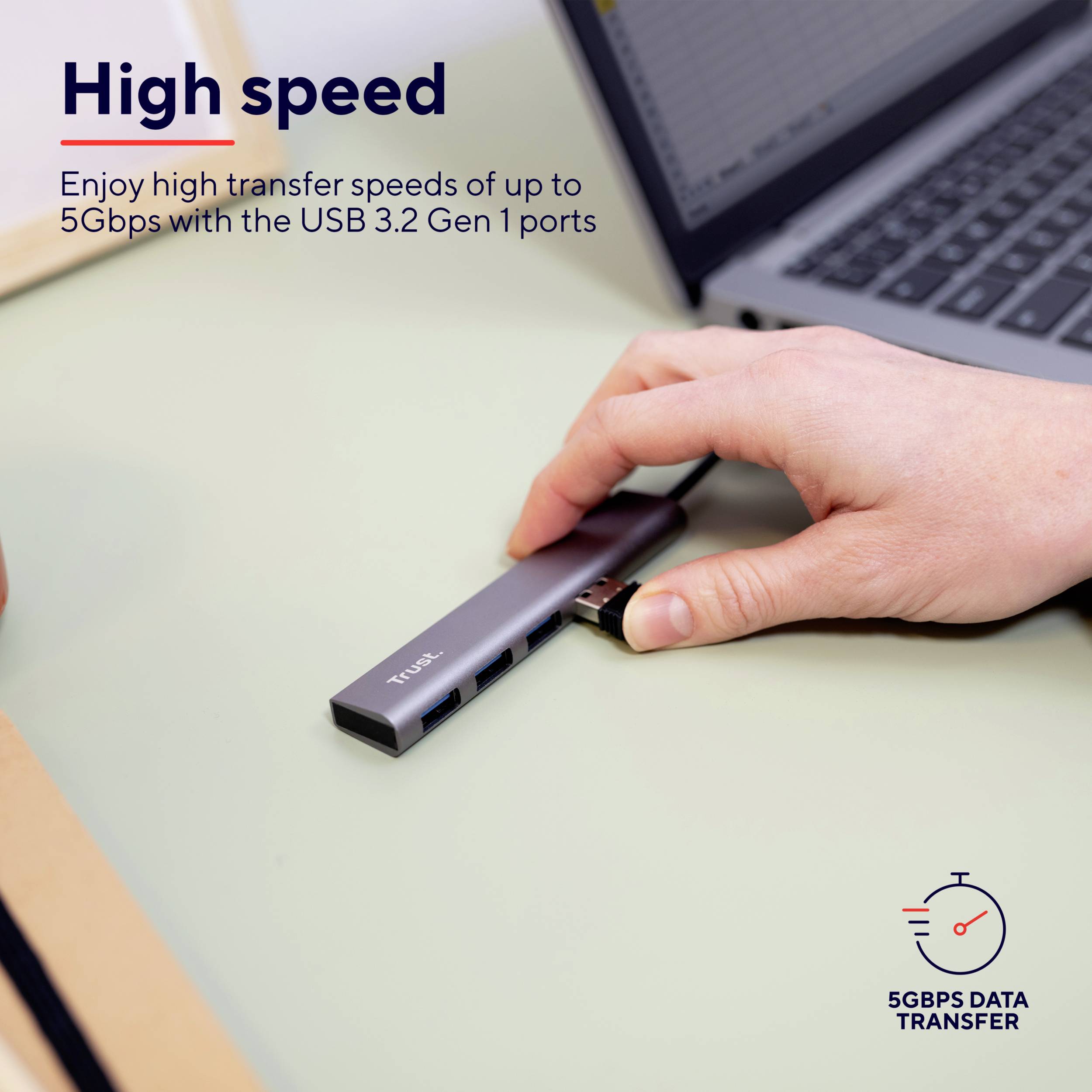 Une main insère un périphérique de stockage USB dans un ordinateur portable. Le texte indique 'Haute vitesse' avec un débit de transfert de données allant jusqu'à 5 Gbps.