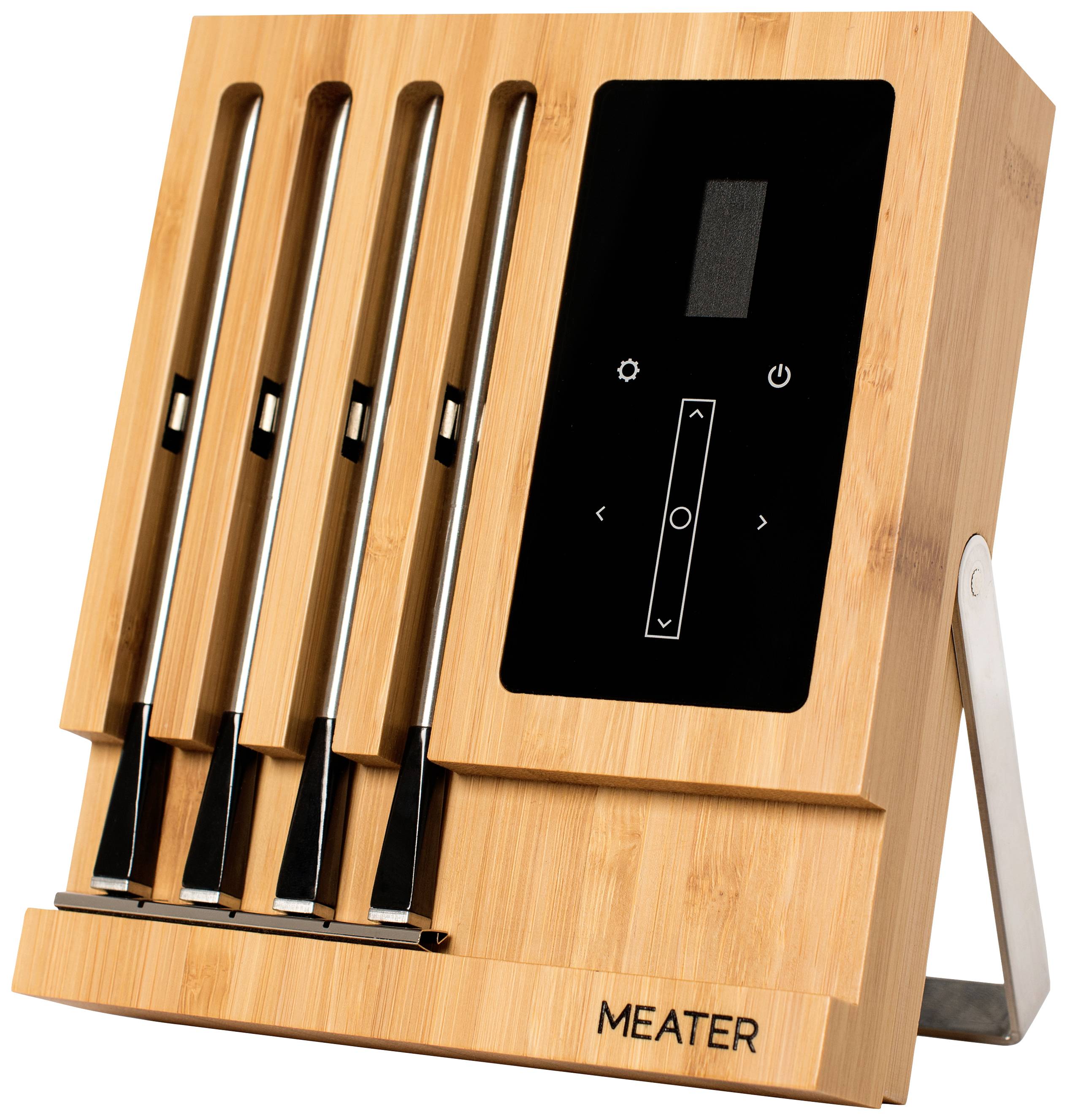 Support en bois avec quatre thermomètres de grill et un affichage numérique. Marque 'MEATER' sur le socle. Pied en métal pour une stabilité optimale.