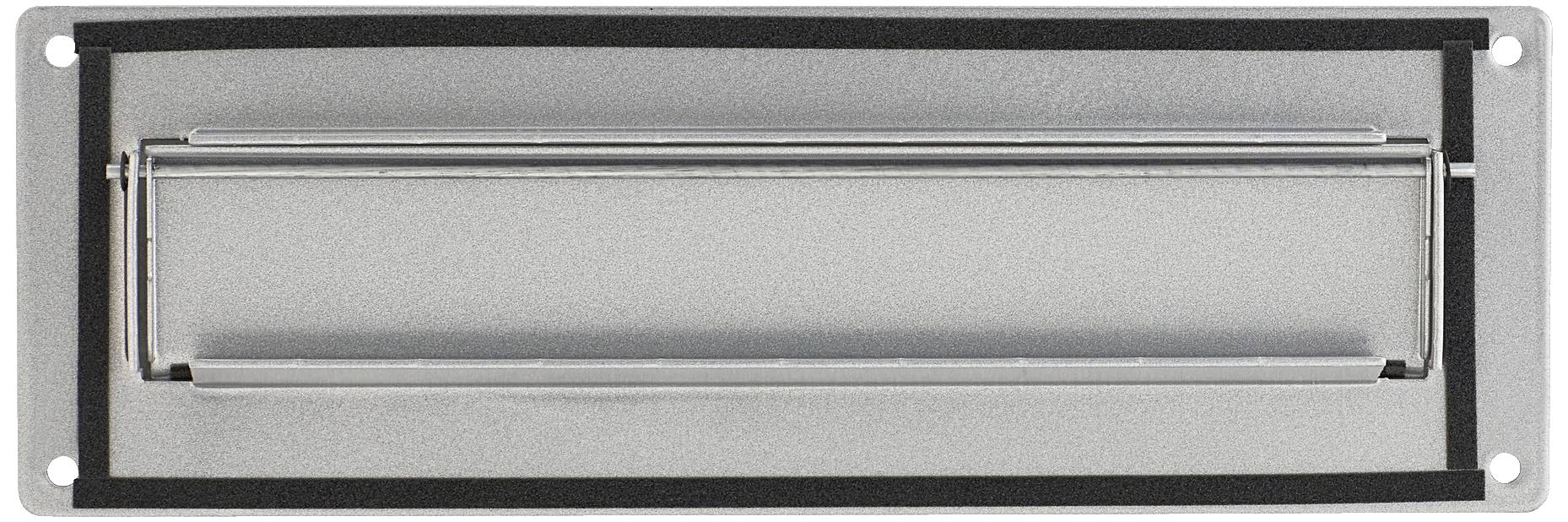 Trappe métallique rectangulaire, installée sur une surface. Elle semble destinée à l'insertion de courrier ou de matériaux similaires.