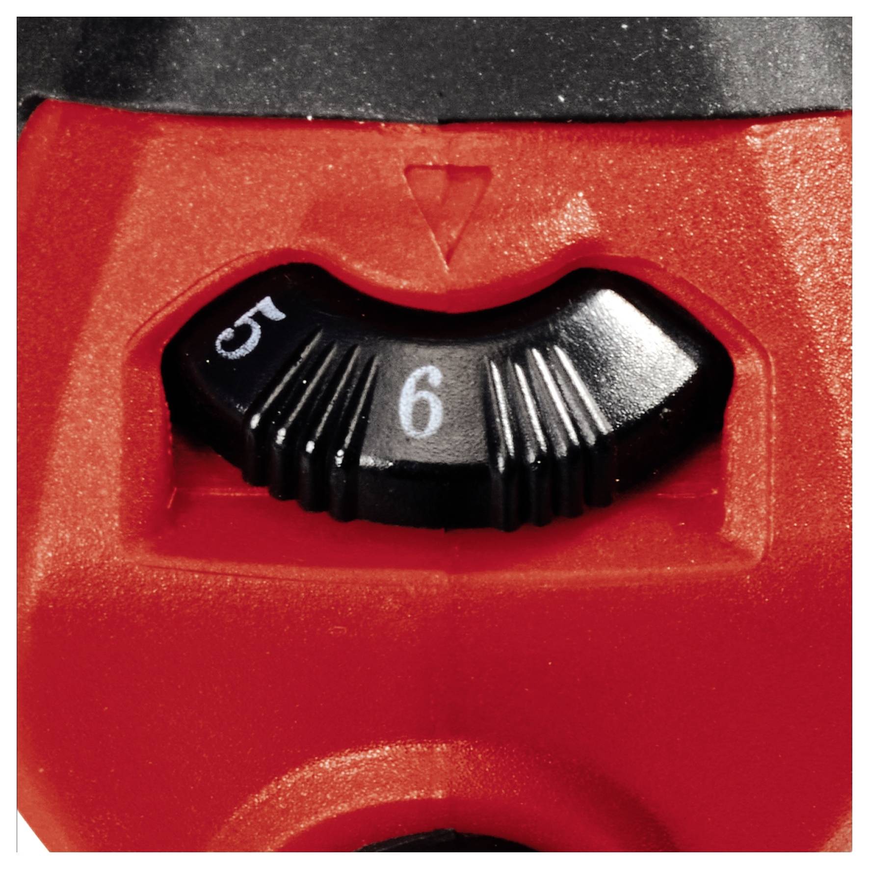 Gros plan d'un curseur ajustable avec les chiffres 5 et 6 sur un fond rouge.