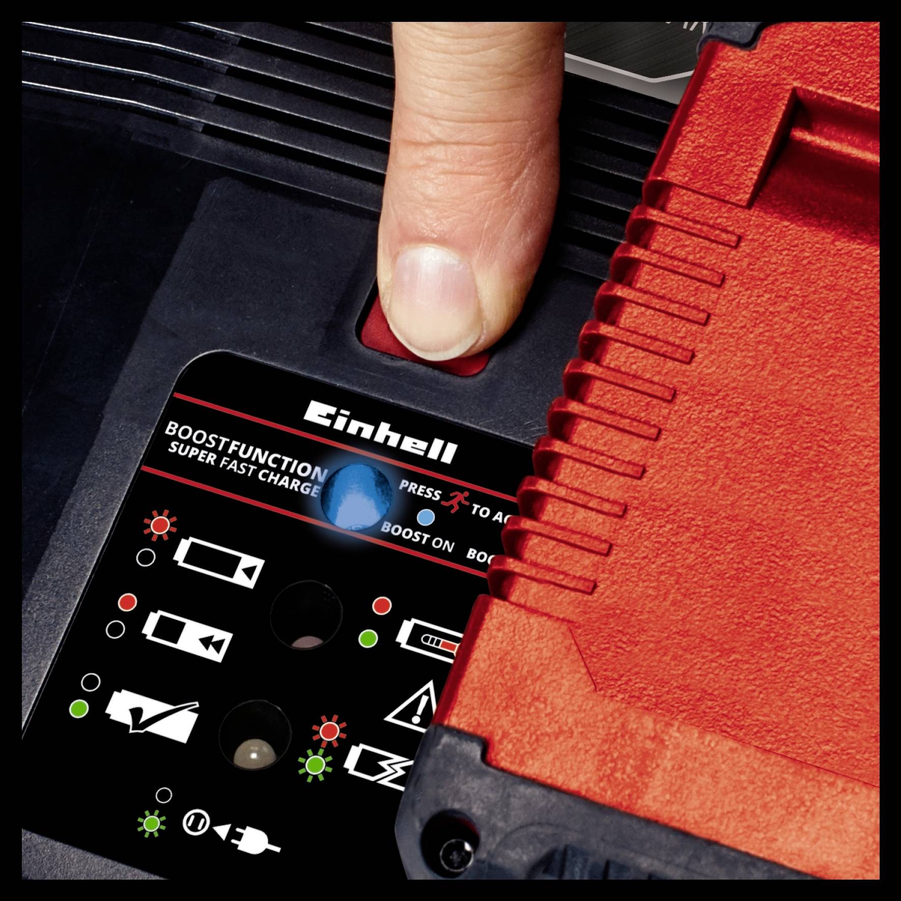 Le doigt appuie sur le bouton rouge d'un chargeur de la marque Einhell. L'écran affiche 'BOOSTFUNCTION SUPER FAST CHARGE'.