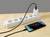 Un smartphone est en train de charger sur une multiprise. La batterie indique 80 % de charge.