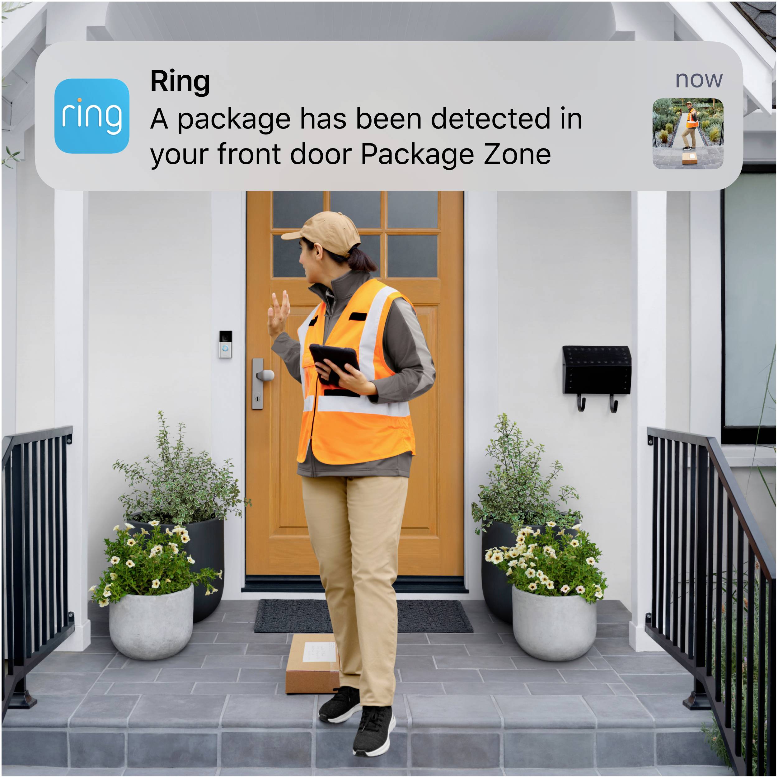 Une personne en tenue de coursier livre un colis devant une porte d'entrée. Une notification sur smartphone indique : « Colis détecté ».